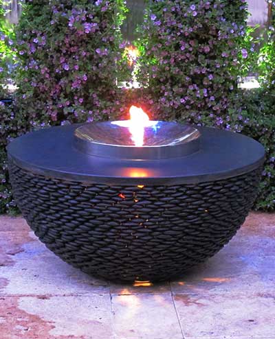 Modern exterior fire pit | the Dark Planet